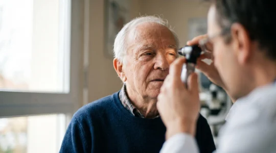 Senior lors d'un examen de la vue pour le dépistage précoce de maladies oculaires